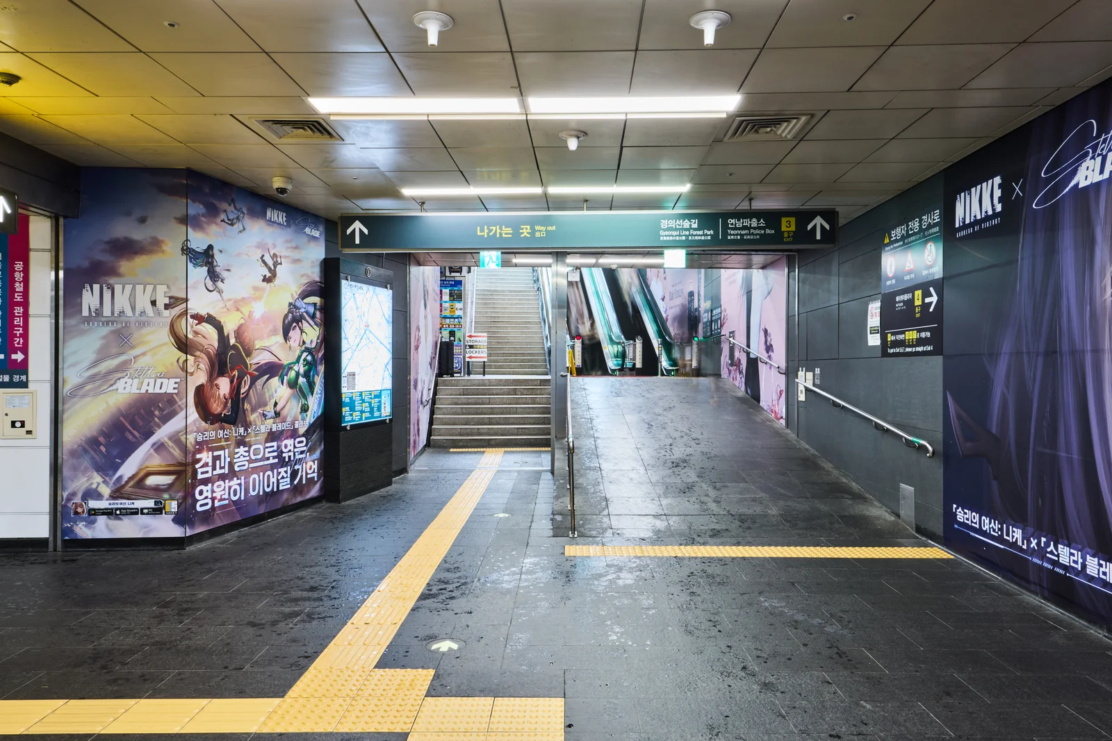 Treppe und Rolltreppe unter den Schildern zu Ausgang 3.